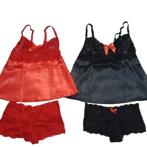 ست تاپ شورت فانتزی زنانه ساتن و دانتل مشکی/قرمز لاو لاینجری کد L5، مناسب برای لباس خواب خاص و لحظات رمانتیک، دارای بندهای قابل تنظیم و شورت مدل جنیفری چسبان، بهترین لباس زیر برای افزایش جذابیت زوجین. ست تاپ و شورت ساتن و دانتل لاو لاینجری کد L5