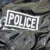 نمای نزدیک نشان POLICE روی نیمتنه
